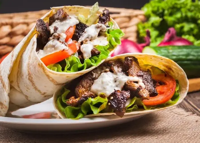 Ile waży kebab w tortilli? Sprawdź, co wpływa na gramaturę!