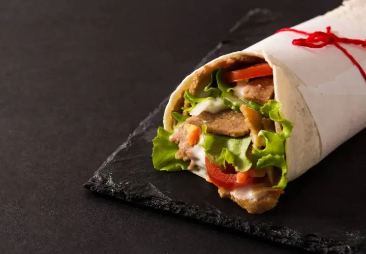 Ile kalorii ma duży kebab w tortilli? 5 trików na zdrowszą wersję
