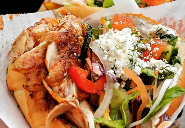 Kebab w cieście z kurczakiem, warzywami i fetą.