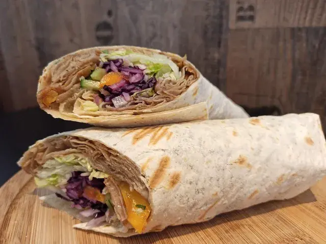 Rollo kebab: Co to jest i dlaczego podbił Polskę?