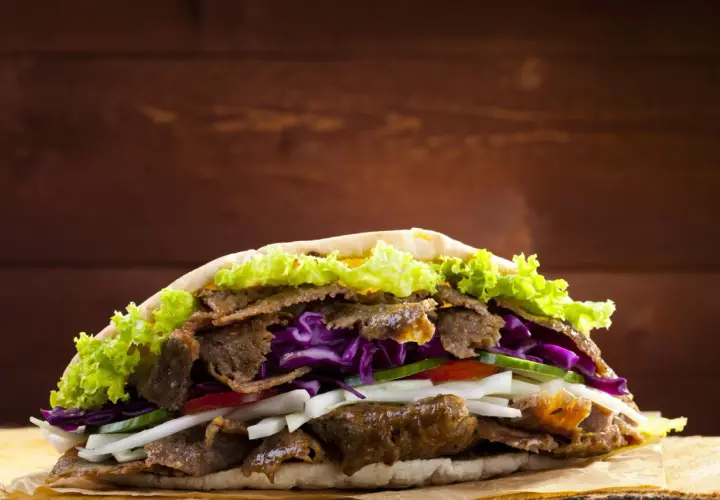 Jakie mięso w kebabie? Prawda o składzie w Polsce!