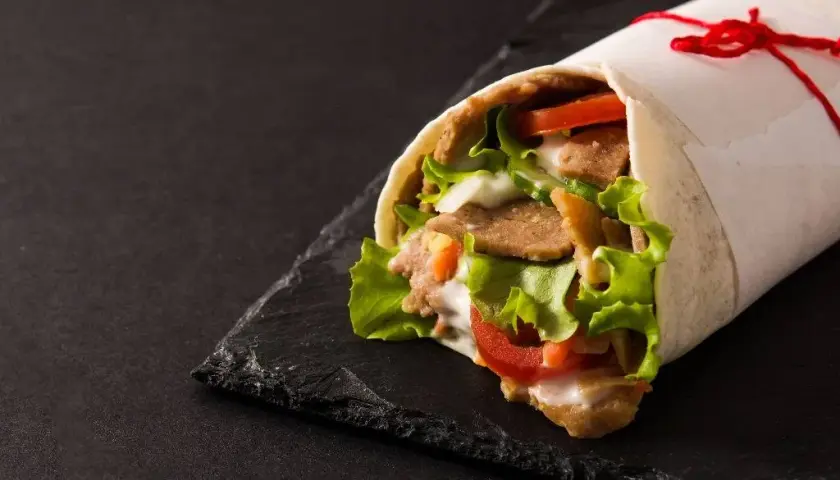 Ile kalorii ma duży kebab w tortilli? 5 trików na zdrowszą wersję
