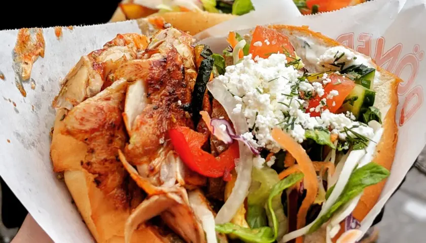 Kebab w cieście z kurczakiem, warzywami i fetą.