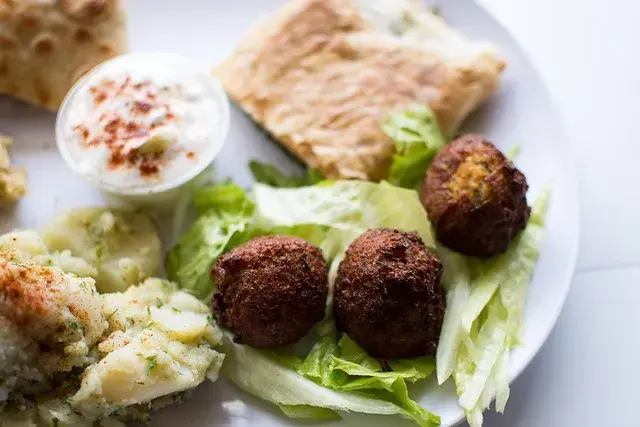 Ile kalorii ma kebab z falafelem? Sprawdź i jedz zdrowiej!